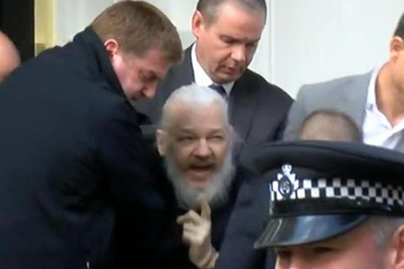 Wikileaks belgelerini yayınlayan Assange 7 yıl sonra gözaltına alındı